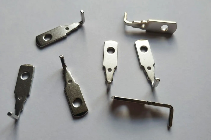 五金弹片 Hvordan man håndterer sortning af metalsplitter efter sølvbelægning?(pic2)