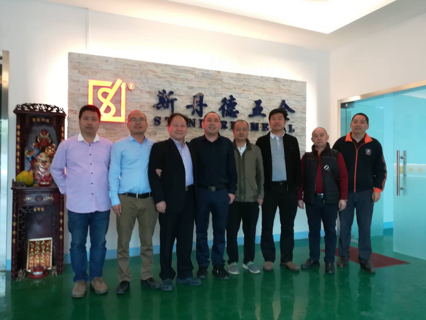 Profesor Xin z Henan University of Technology poskytuje usmernenia o presnej technológii extrusie studena v spoločnosti EMAR Hardware Company(pic1)