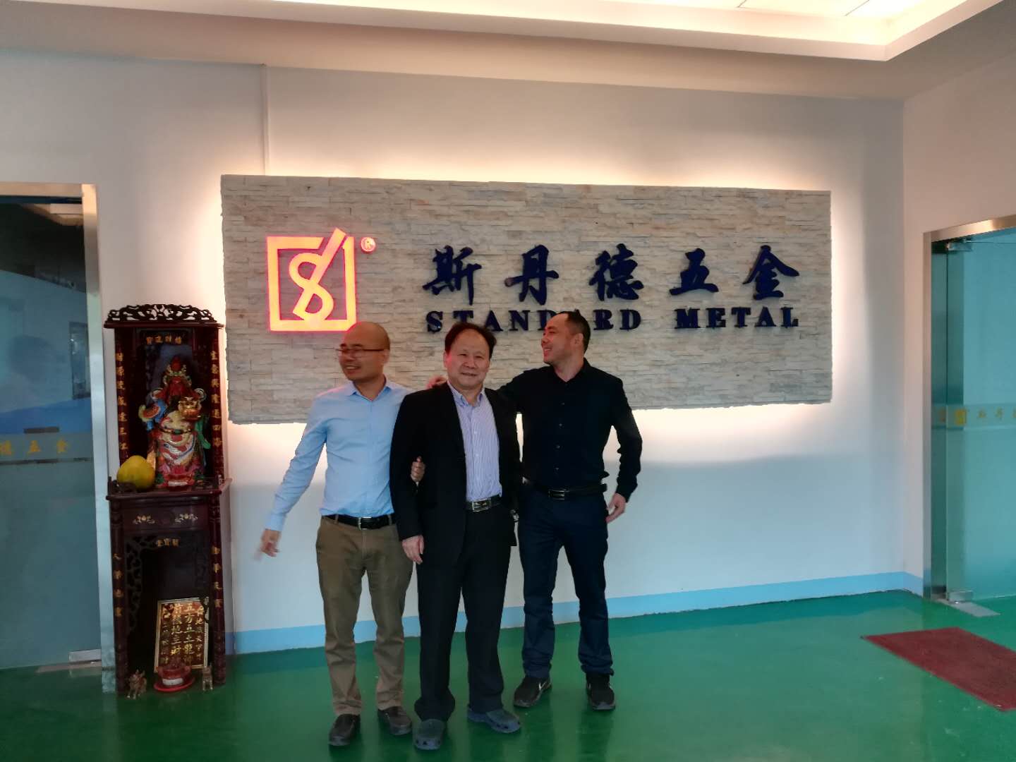 Profesor Xin z Henan University of Technology poskytuje usmernenia o presnej technológii extrusie studena v spoločnosti EMAR Hardware Company(pic2)