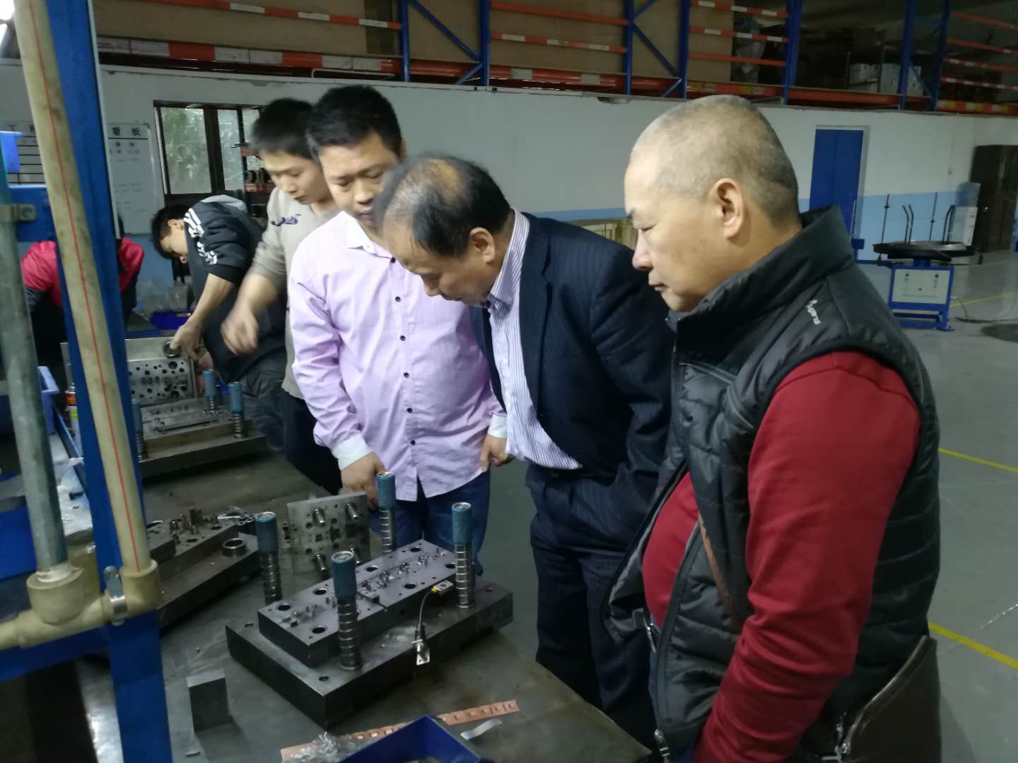 Profesor Xin z Henan University of Technology poskytuje usmernenia o presnej technológii extrusie studena v spoločnosti EMAR Hardware Company(pic3)