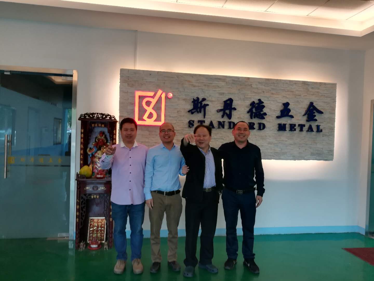 Profesor Xin z Henan University of Technology poskytuje usmernenia o presnej technológii extrusie studena v spoločnosti EMAR Hardware Company(pic4)