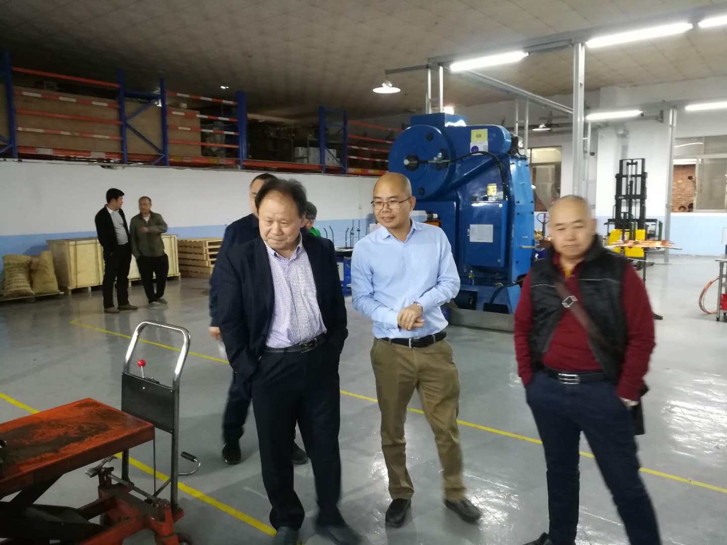 Profesor Xin z Henan University of Technology poskytuje usmernenia o presnej technológii extrusie studena v spoločnosti EMAR Hardware Company(pic5)